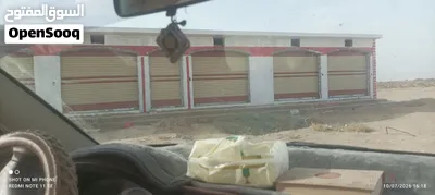 مبناء تجاري مسلح للبيع مع حوش خلفي