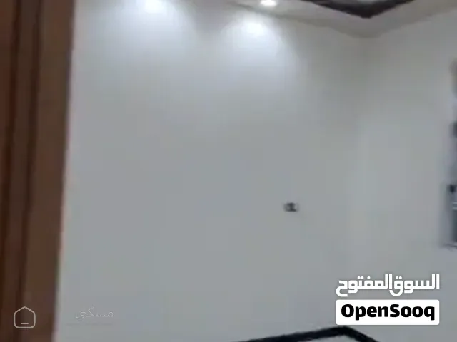 لبنتين وربع مدخل 4متر حرمعمد مجاري دوله مكون من3غرف ومجلس وحمامين ومطبخ وصاله السعر35مليون أم