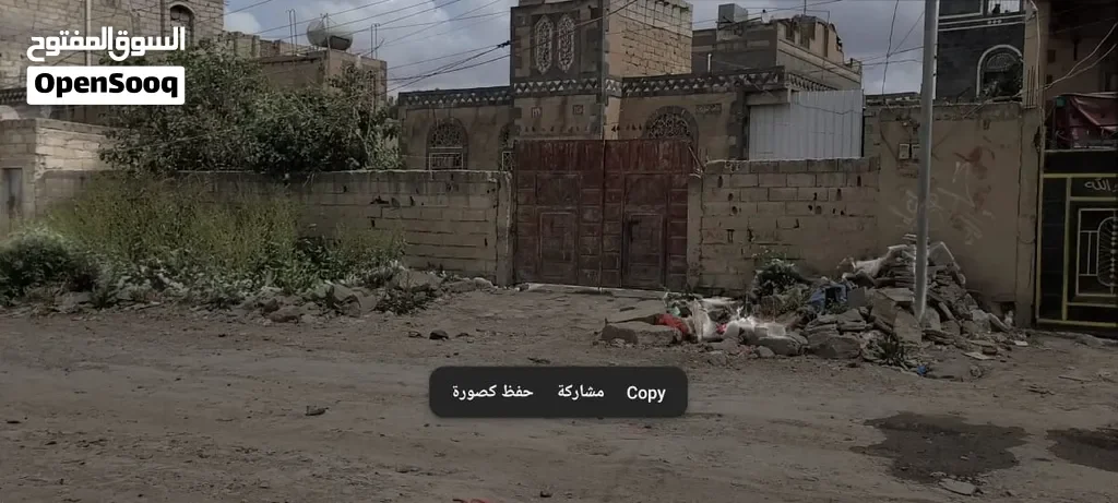 بيت مكون من ديوان كبير وحمام واربع غرف وحمام وصاله واسعه ومطبخ في الحوش الموقع الدئرخلف كلية التربيه