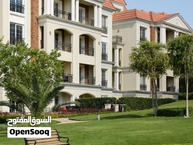 كمبوند في اهم الطرق في التجمع الخامس قريب من الجامعه الامريكيه