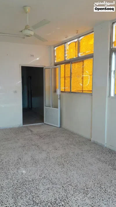 شقة طابق أول مميزة للإيجار قريبة من المدارس والتربية والمحلات التجارية والسوبرماركات والمخابز