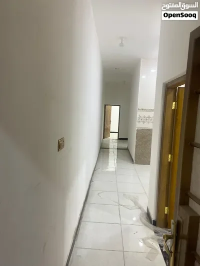 شقة حديثة البناء في الخضراء طابق اول بموقع سكني مميز.