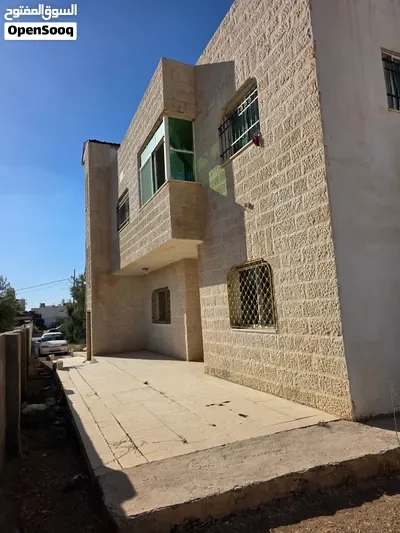 للبيع بيت موقع مميز في مؤته خلف بنك الاسكان