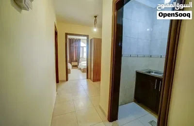 مجمع تحاري بوسط السوق عبارة عن محلات وشقق فندقية