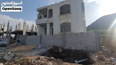 فرصة عقارية فاخرة للبيع في إب عمارة سكنية فاخرة بحوش ومبنية بتصميم ونظام فيلا ملكية وبإطلال