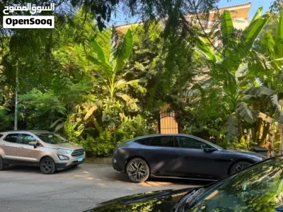 فيلا متشطبة استلام فوري بالتجمع الخامس على التسعين مباشر أمام الجامعة الامريكية