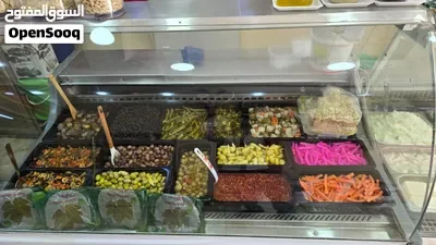 محل ديلي مجهّز بالكامل وبموقع ممتاز للبيع