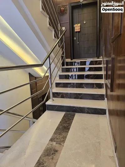شقه طابق الثالث مع روف فيه اجمل مواقع ضاحية النخيل خمس شقق بالاسكان سوبر ديلوكس