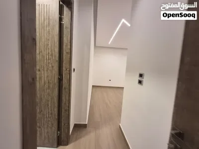 شقة فاخرة وجديدة للإيجار حي الصحابة – طريق المطار