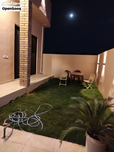 منزل مساحته150 متر مربع فيه 3 مداخل وغرفه نوم سويت مع حمام غربي اخر وحديقه