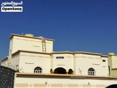 يوجد مجلس خارجي ويوجد فيه تكيف كل الغرف والبيع مع الأثاث وتلفزيونات