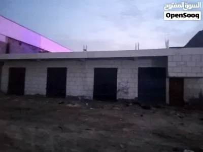 ارضية تجارية للبيع في الدرين معى اربعة محلات جاهزة
