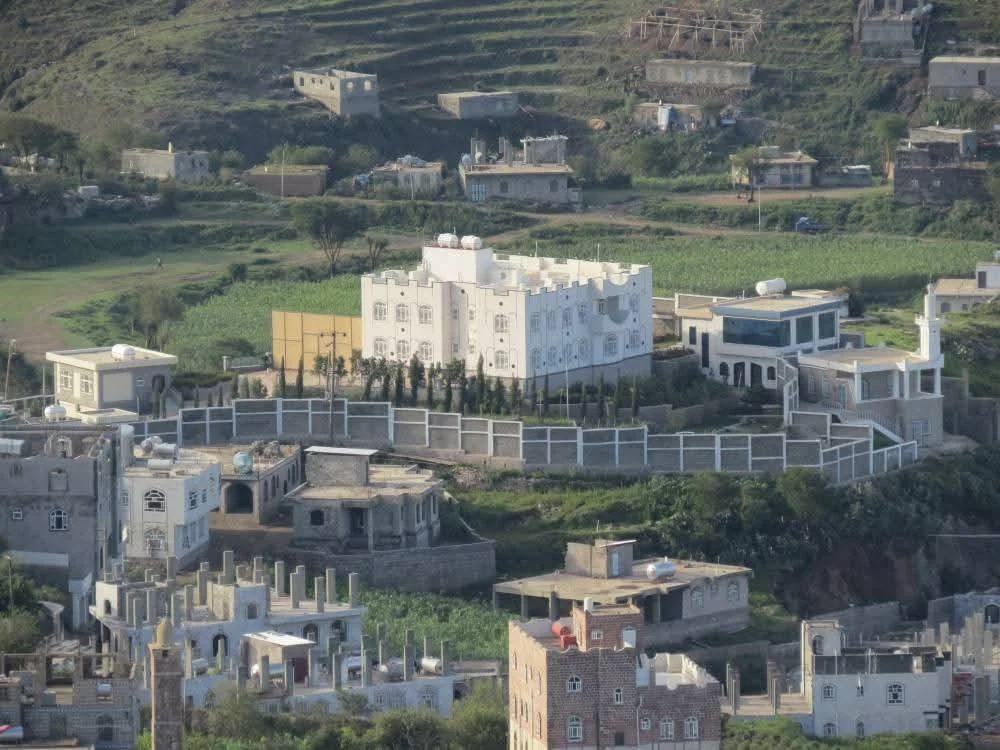 فله عملاقة منها ٧٠ قصبة في إب للبيع