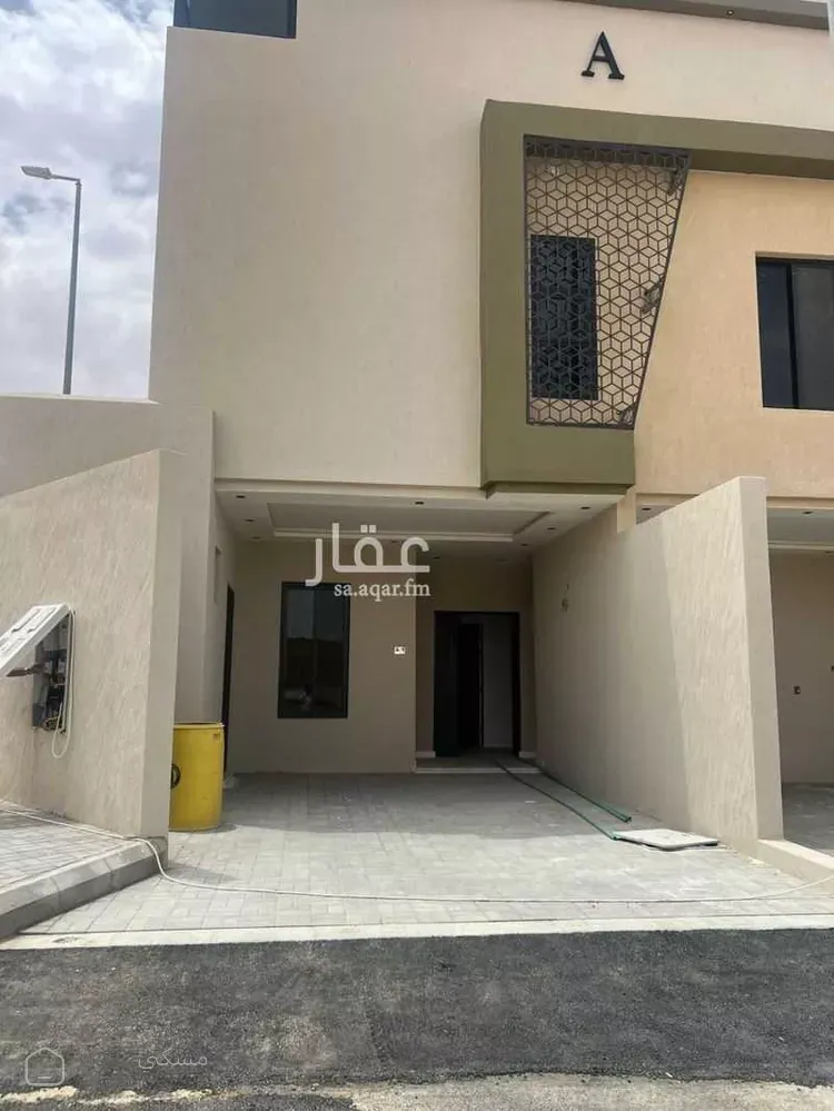 فيلا للإيجار في شارع طويق 76