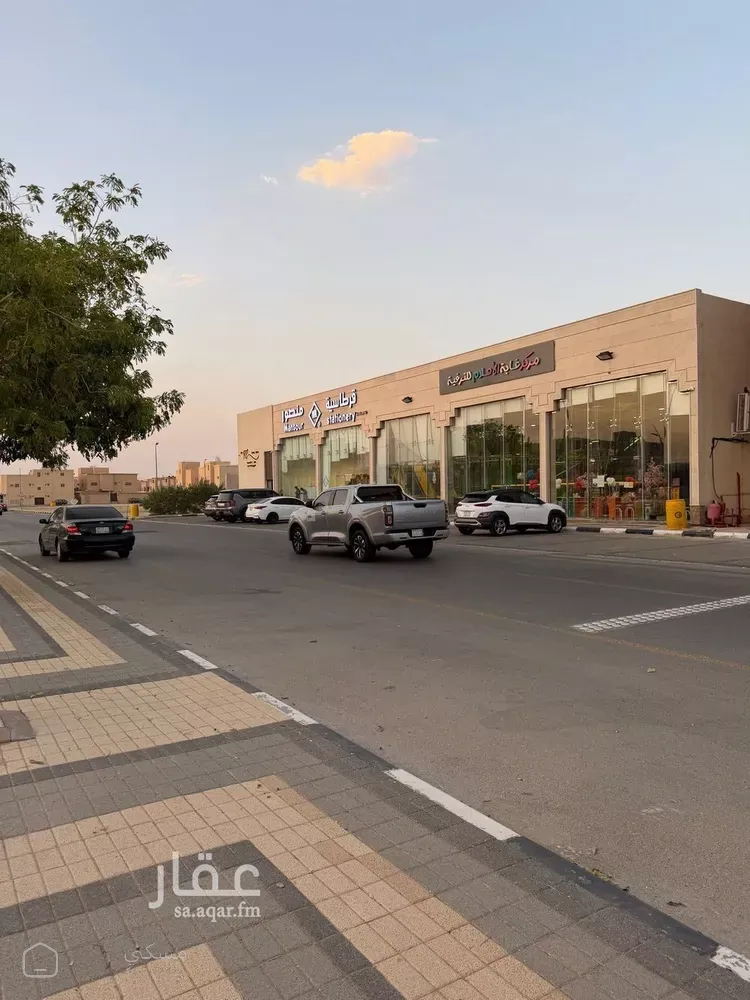 محل للإيجار في شارع عبدالله علي النعيم