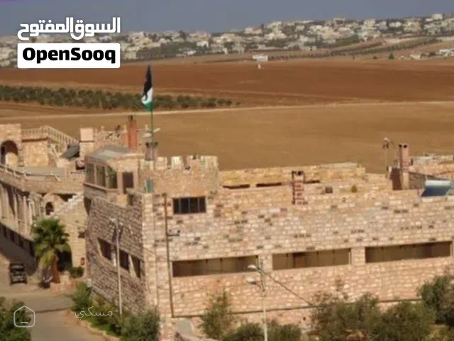 مزرعه في حواره اربد بجانب سرايا الشرع 10دونم على شارعين سعر الدونم 30 الف
