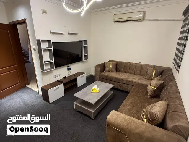 شقه مفروشه اثاث شبه جديد خلف اربيلا مول للعائلات قريبه من كل الخدمات