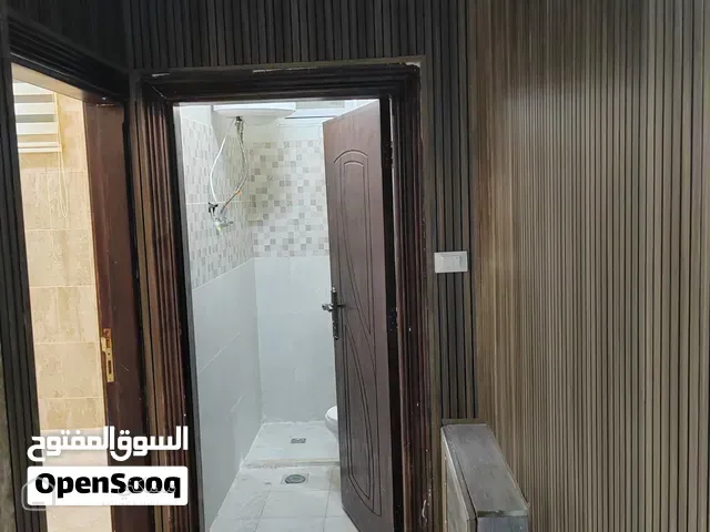 شقه للايجار غرب بلديه ايدون شارع المدارس غرفتين نوم ومطبخ وحمامين
