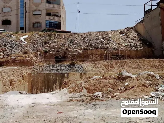 ارض مميزة مطلة مخدومة بشكل كامل كل ماتحتاجه متوفر حولها ومن المالك مباشرة