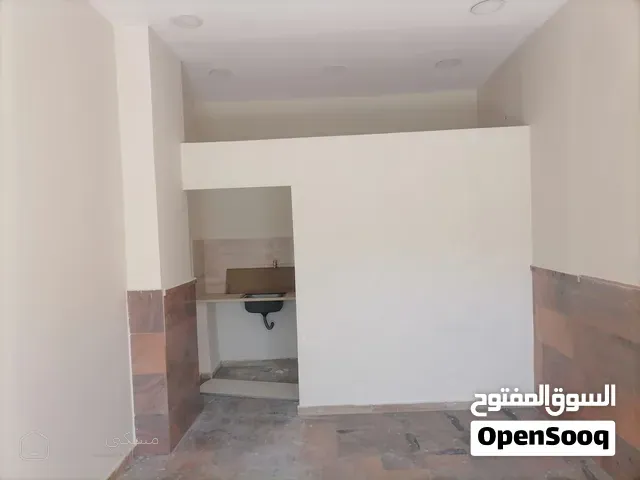 محل للايجار في شارع 16 في الزرقاء طول 6 عرض 3.5 بجانب مطعم تواصي