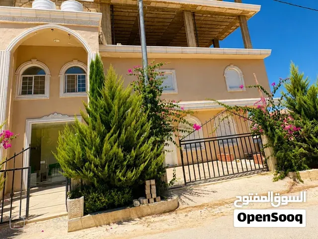 شفة مميزة للبيع السلط- السرو بالقرب من جامعة عمان الاهلية
