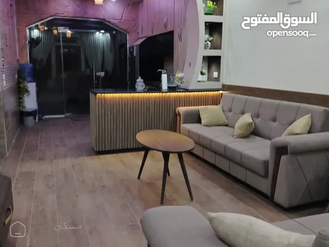 شقة مع مسبح داخلي طابق اول طابق ثاني غرفتين نوم وصاله ومطبخ وحمام عدد2 وبلكونه. طابق استديوامع ترس