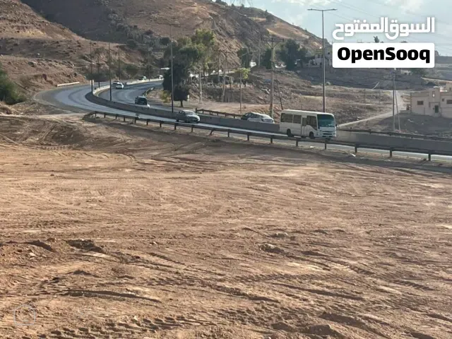 على الاوستراد واجهه 45 متر منبسطة واصل جميع الخدمات.