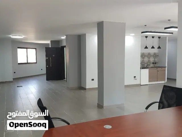 مكتب خاص بمساحة 130 م2 تم تجديده بالكامل