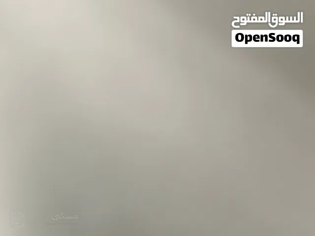 مطلوب ستوديو فارغ للإيجار الشهري لشخص واحد شارع الجامعة حوالي ال 100د