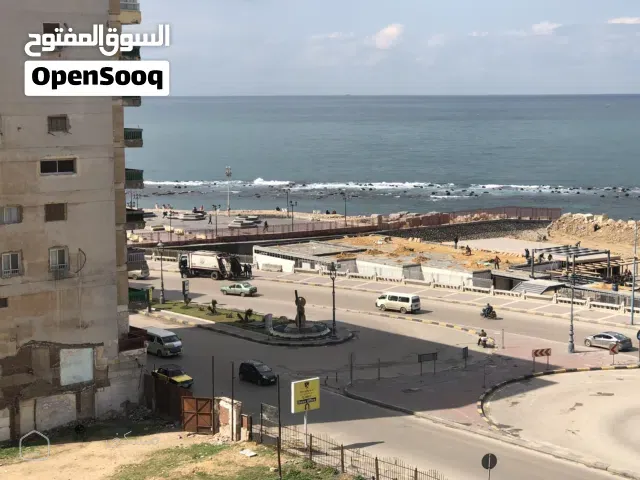 من المالك ع البحر اول عقار متفرع متاحه اليوم مكيفه فيو جانبي للبحر وسط جميع الخدمات جميع الكماليات
