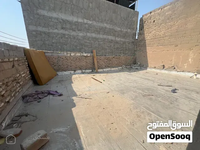 يحتوي البيت على غرف عدد 2+صاله+استقبال+حمام+صحيات+مطبخ