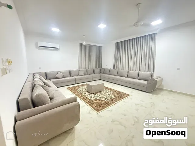 فله للإيجار إلى شهر 6 مكونه من فلتين وكل وحده لها مدخلها الخاص فله 3 غرف نوم ومجلس وصاله و4 دوراه