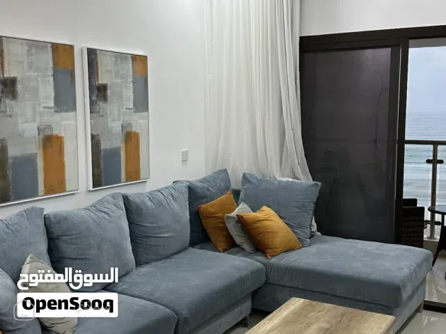 شقة مطلة على بحر العرب في كورنيش طاقة غرفة وصالة وحمام ومطبخ وايضا متوفر استوديو