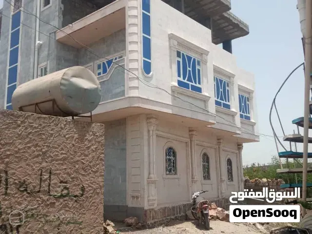 مبنى مكون من اربعة طوابق