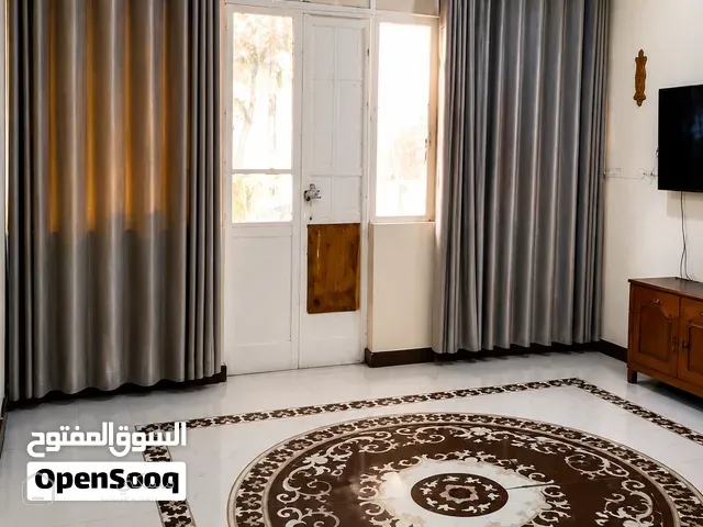 شقة مميزة للبيع في قلب المعلا الشارع الرئيسي – في عدن إطلالة تخطف الانفاس على البحر و الميناء